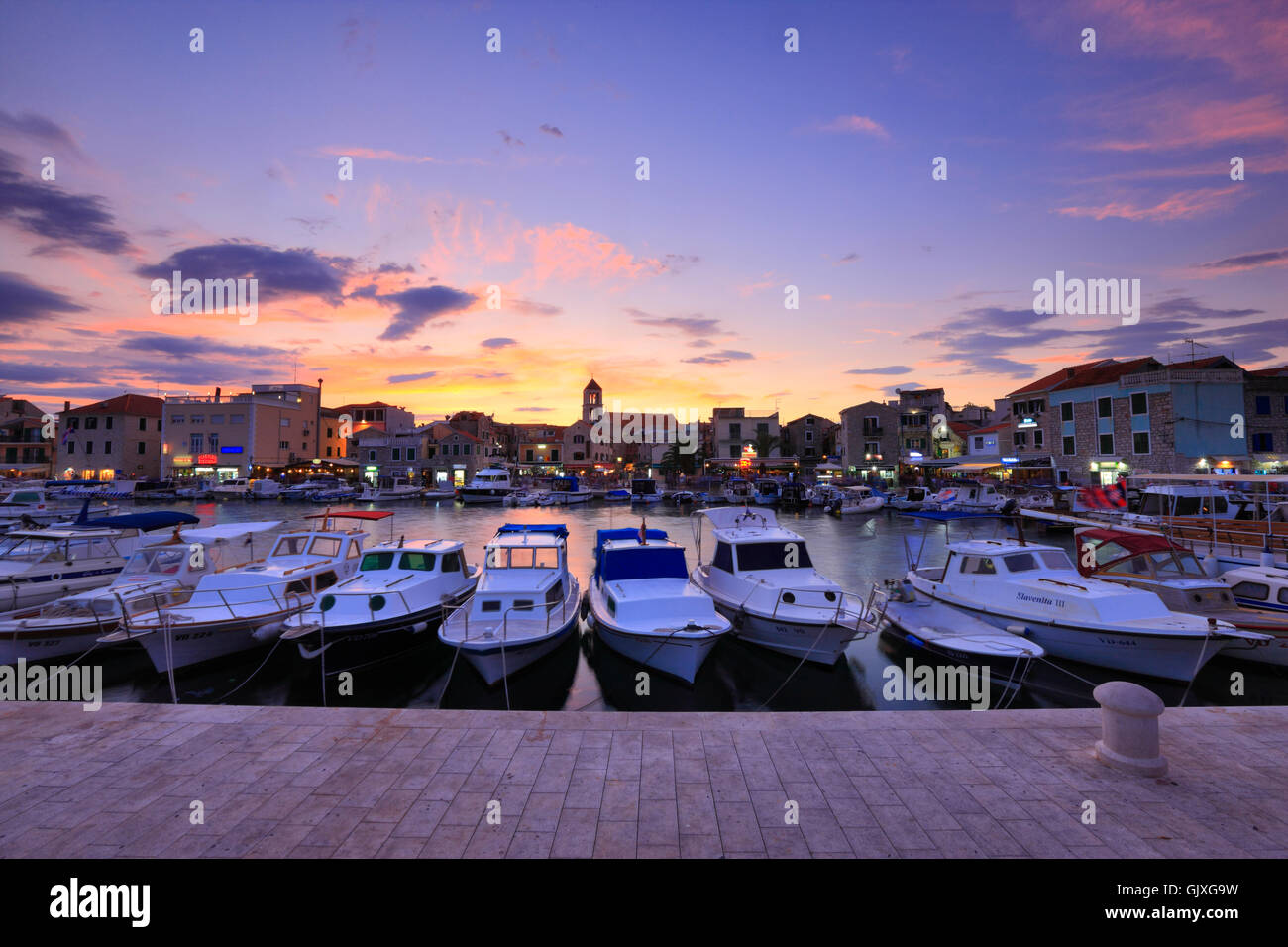 Tramonto a Vodice città Foto Stock