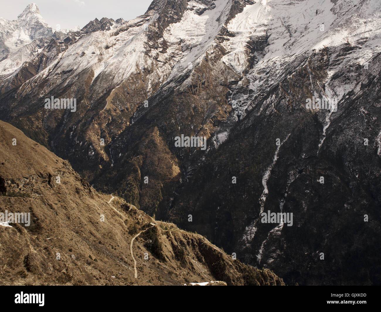 Una vista di una parte del Campo Base Everest's trail in Nepal Himalaya dell Foto Stock