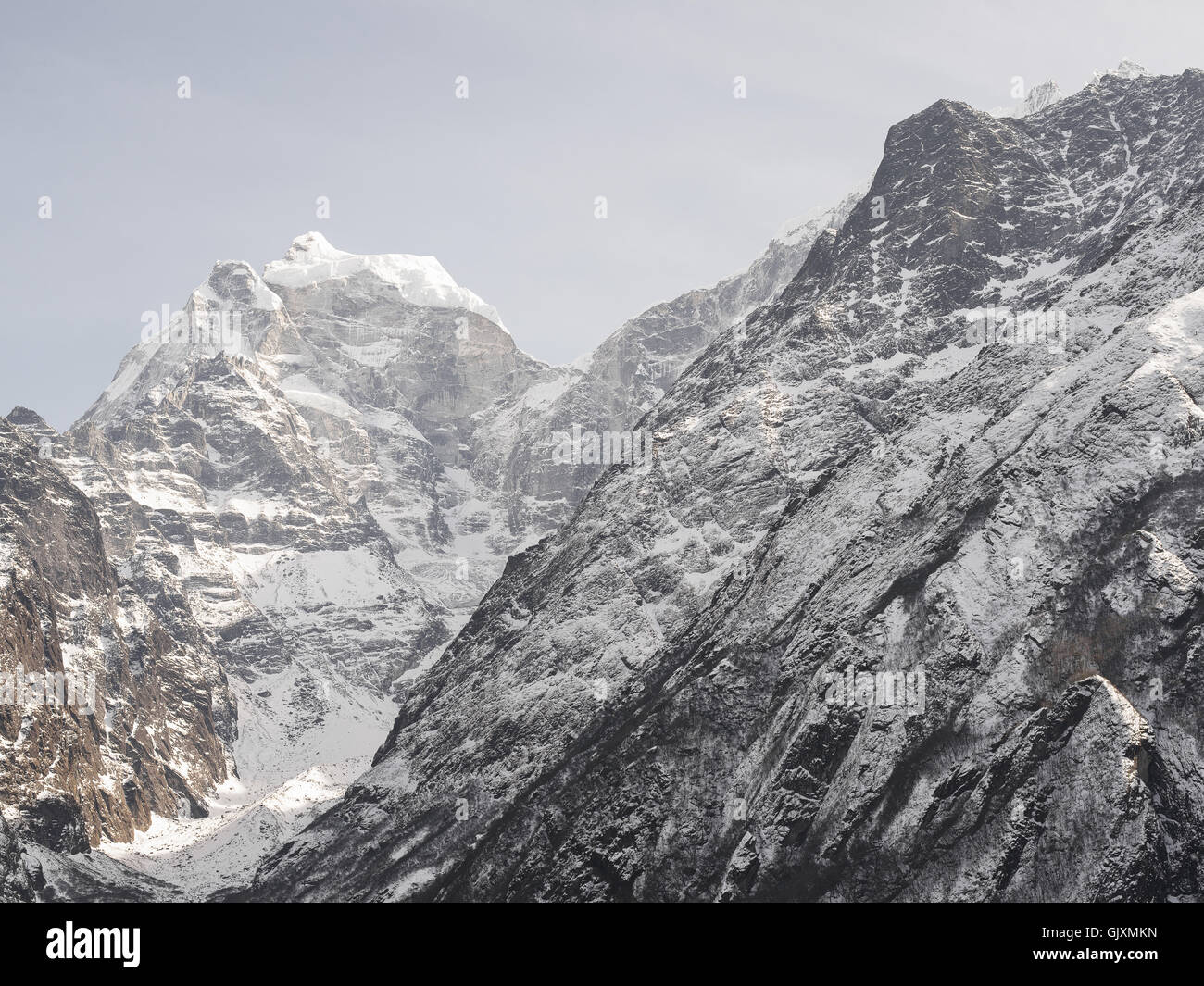 Montagne coperte di neve vicino a Tengboche, Nepal nel Campo Base Everest Foto Stock