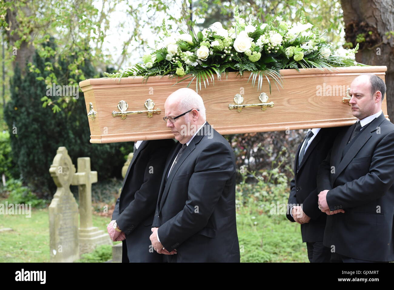 Il funerale di Ronnie Corbett presso la chiesa parrocchiale di San Giovanni Evangelista in Shirley, Croydon dotato: atmosfera dove: Londra, Regno Unito quando: 18 Apr 2016 Foto Stock