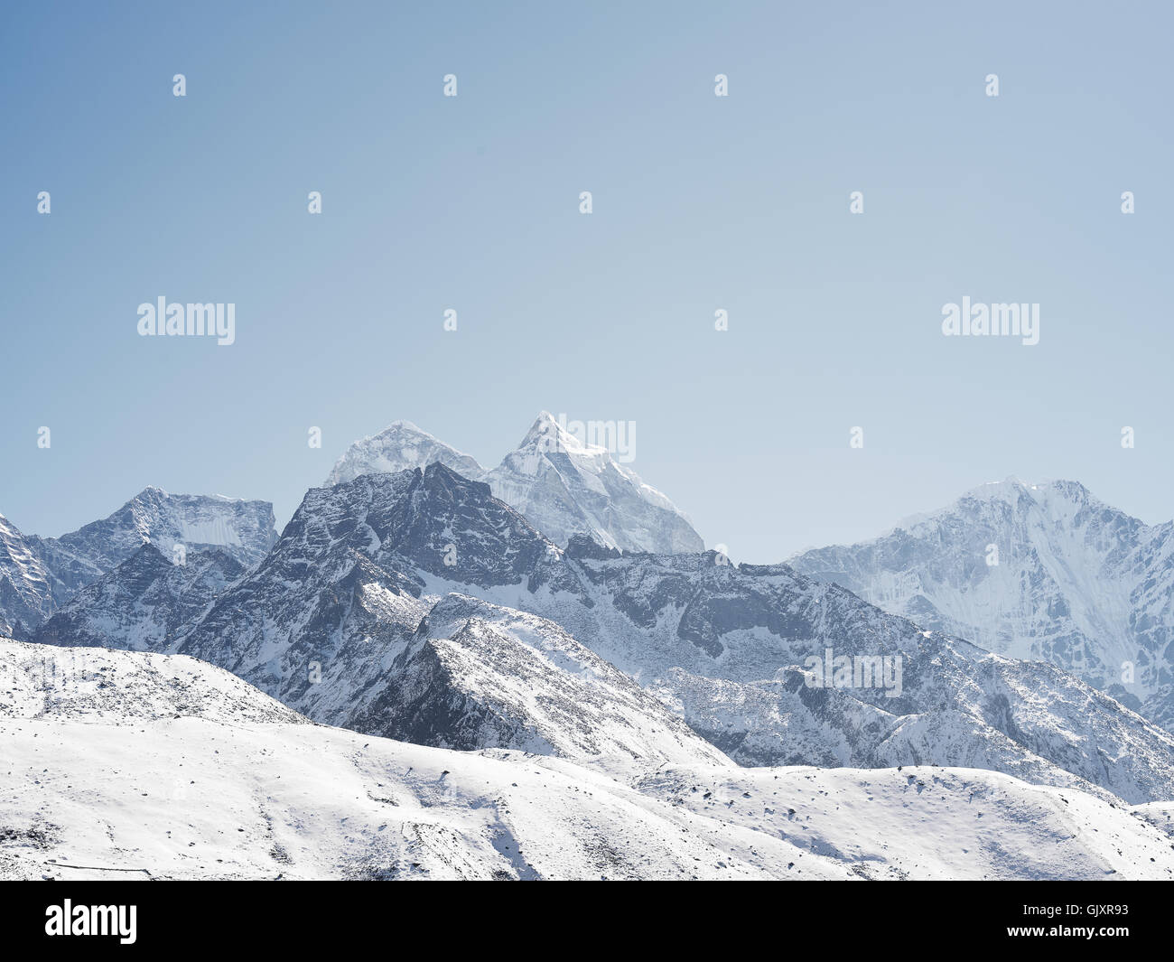 Snow capped cime frastagliate del Himalaya in Nepal il Campo Base Everest Foto Stock