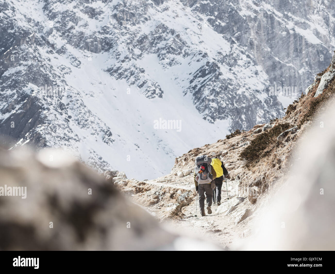 Gli escursionisti seguire attentamente il sentiero vicino a Lobuche, Nepal sul loro campo base Everest viaggio attraverso l'Himalaya Foto Stock