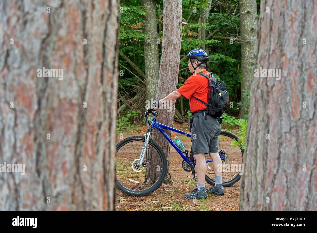 Munising, Michigan - un mountain biker a Grand Island National Recreation Area. Foto Stock