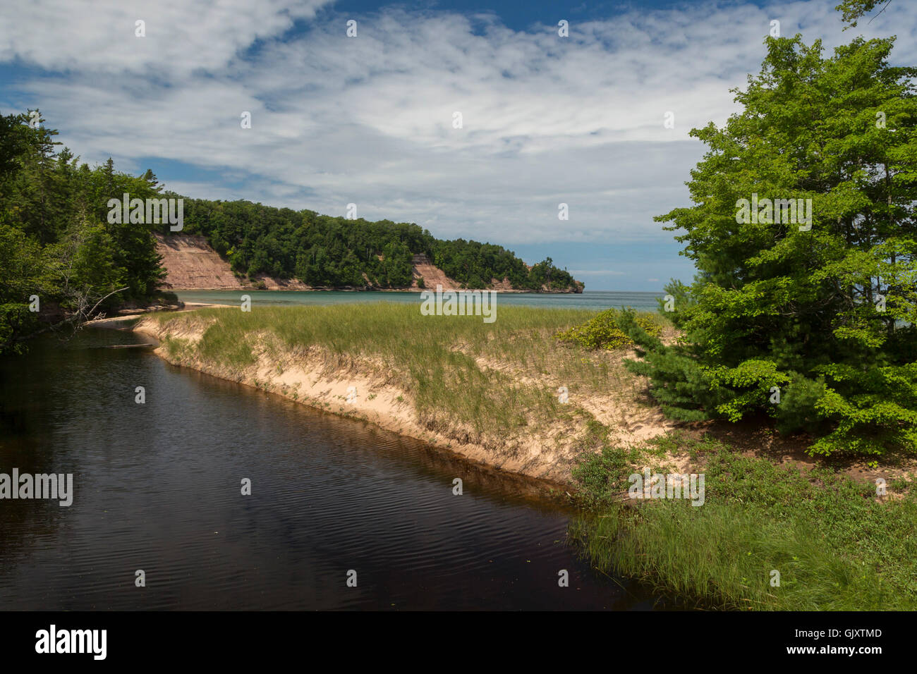 Munising, Michigan - Luce del Nord Creek come esso si svuota nel Lago Superiore sul telecomando a nord sulla spiaggia di Grand Island. Foto Stock