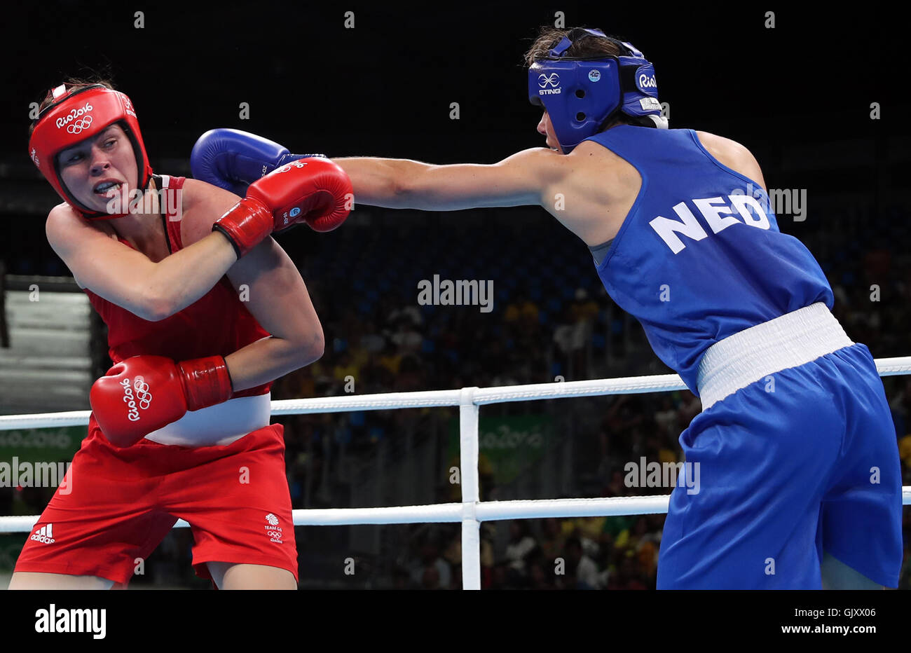 Gran Bretagna Savannah Marshall in azione contro Paesi Bassi' Nouchka Fontijn durante la donna medio 75 kg Quarti di Finale il dodicesimo giorno del Rio Giochi olimpici, Brasile. Foto Stock