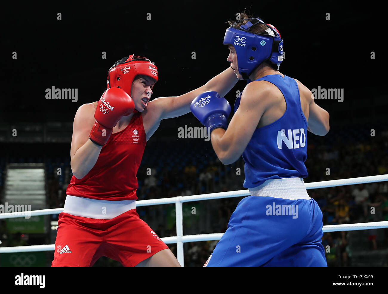 Gran Bretagna Savannah Marshall in azione contro Paesi Bassi' Nouchka Fontijn durante la donna medio 75 kg Quarti di Finale il dodicesimo giorno del Rio Giochi olimpici, Brasile. Foto Stock