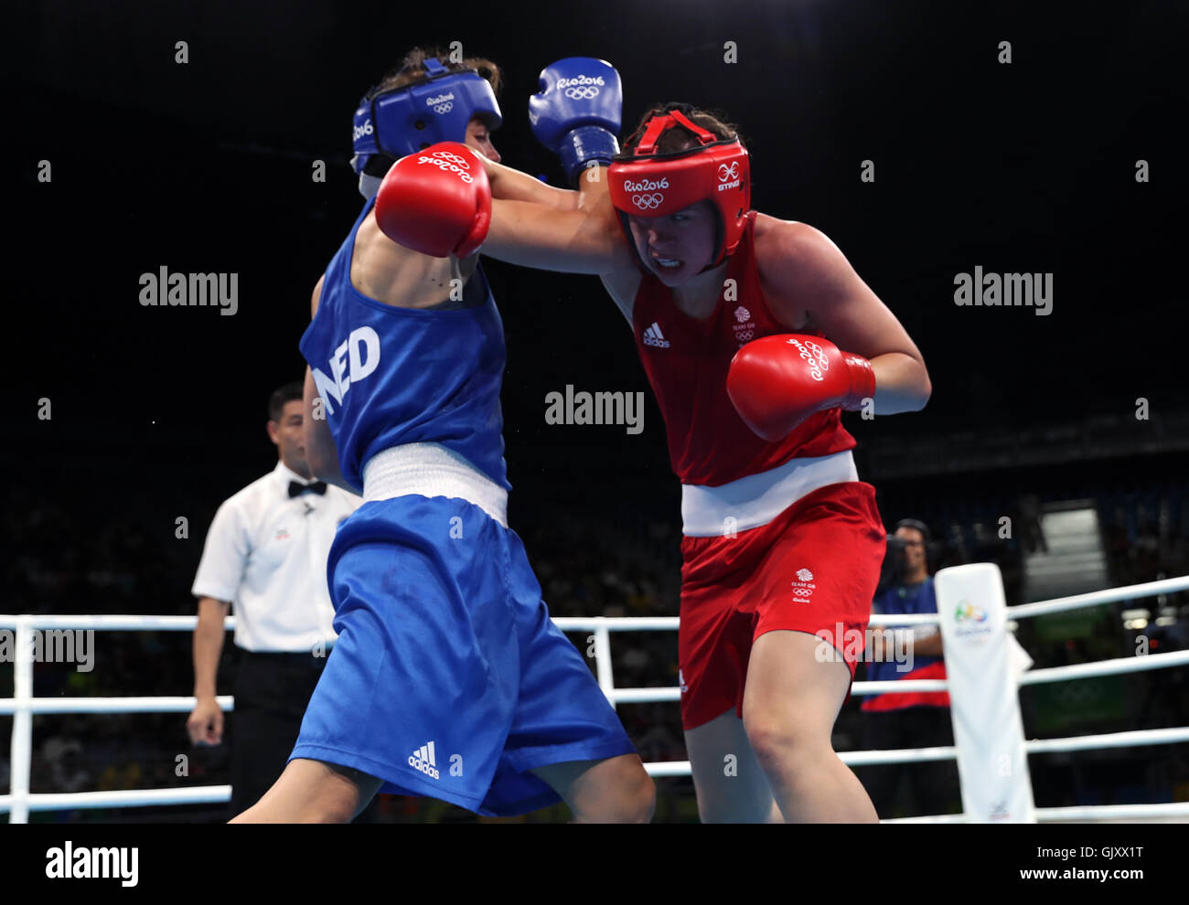 Gran Bretagna Savannah Marshall in azione contro Paesi Bassi' Nouchka Fontijn durante la donna medio 75 kg Quarti di Finale il dodicesimo giorno del Rio Giochi olimpici, Brasile. Foto Stock