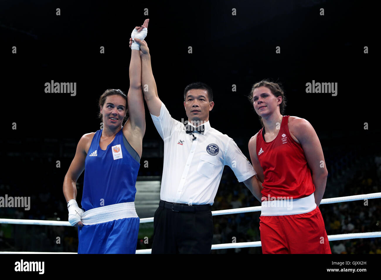 Gran Bretagna Savannah Marshall (destra) soffre sconfitte per Paesi Bassi' Nouchka Fontijn durante la donna medio 75 kg Quarti di Finale il dodicesimo giorno del Rio Giochi olimpici, Brasile. Foto Stock