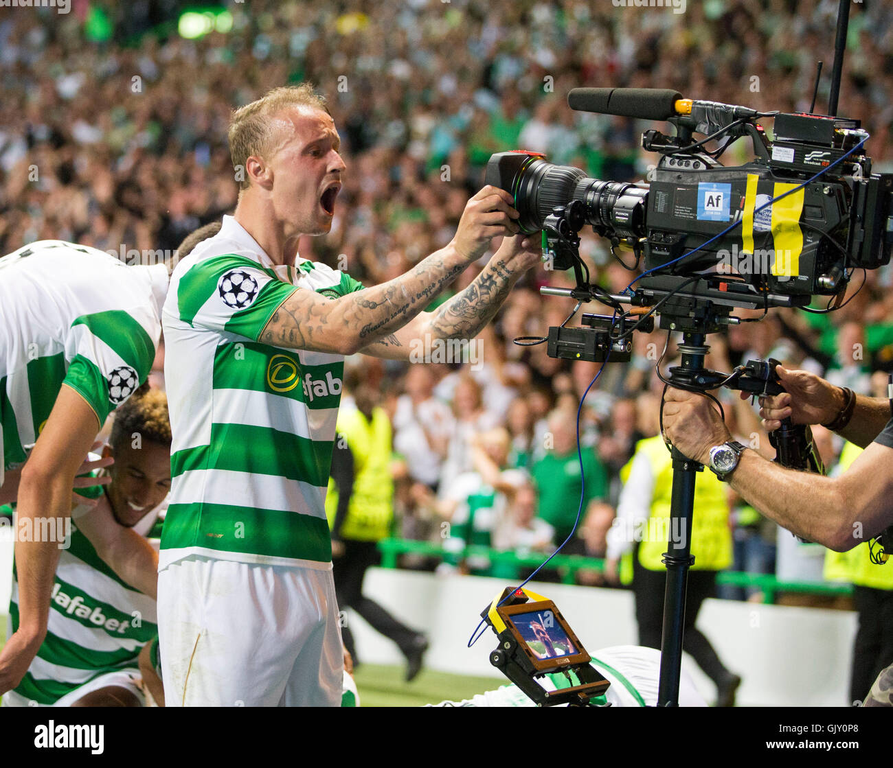 Il Celtic Leigh Griffiths celebra dopo il compagno di squadra Scott Brown punteggi il suo lato del quinto obiettivo del gioco durante la UEFA Champions League qualifica di play-off, la prima gamba corrispondono al Celtic Park di Glasgow. Foto Stock