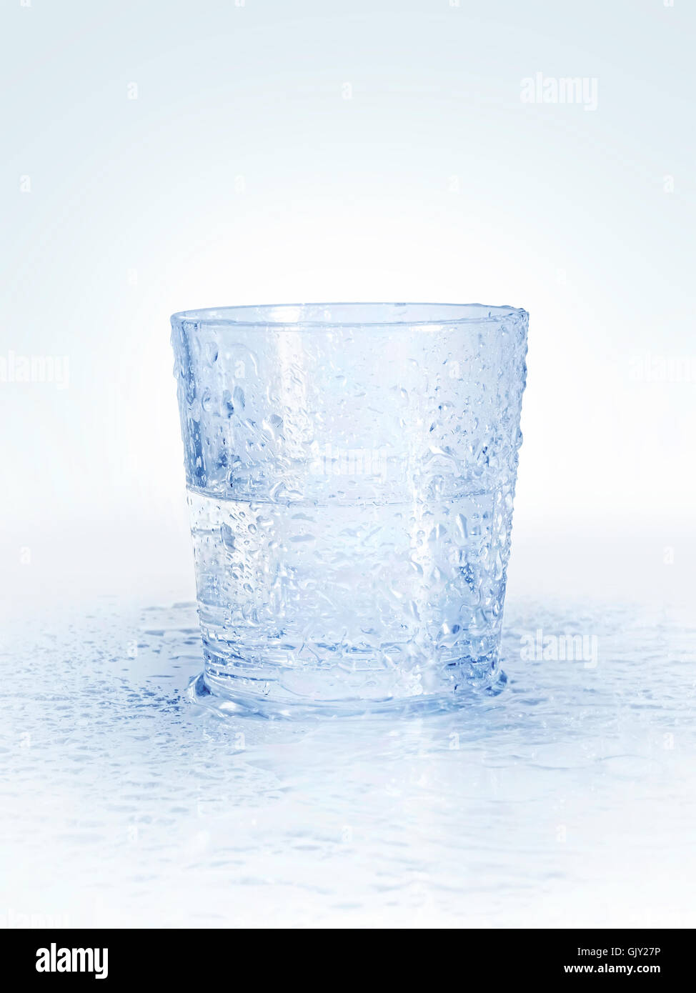 Vetro bagnato di acqua con gocce su un astratto sfondo blu Foto Stock