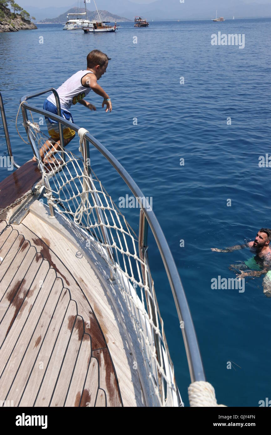 Un ragazzo giovane con un tuffo nel mare Foto Stock