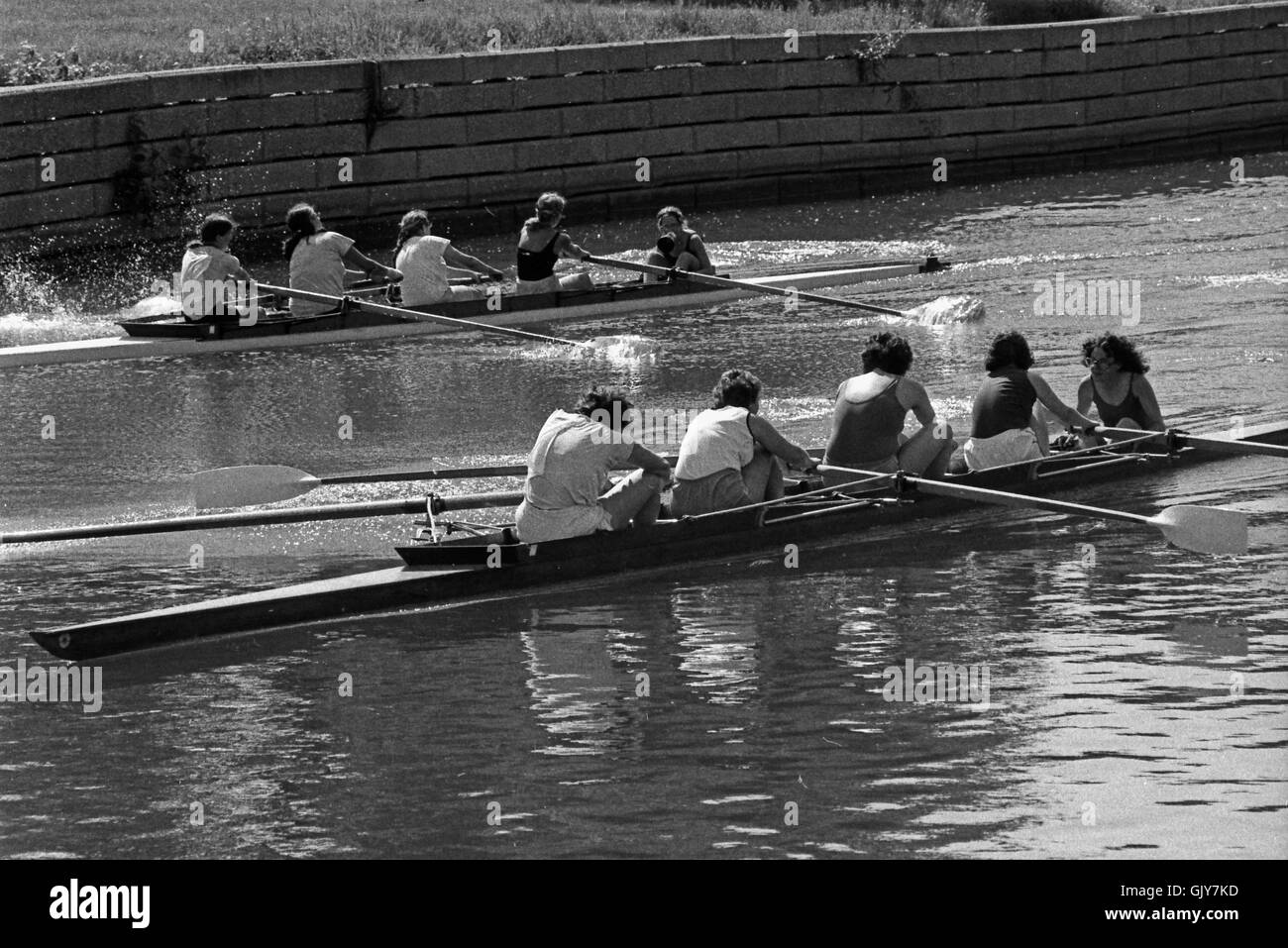 Donna equipaggi racing giù il Lincoln Park Laguna a Chicago Sprint regata in Chicago il 31 maggio 1980 Foto Stock