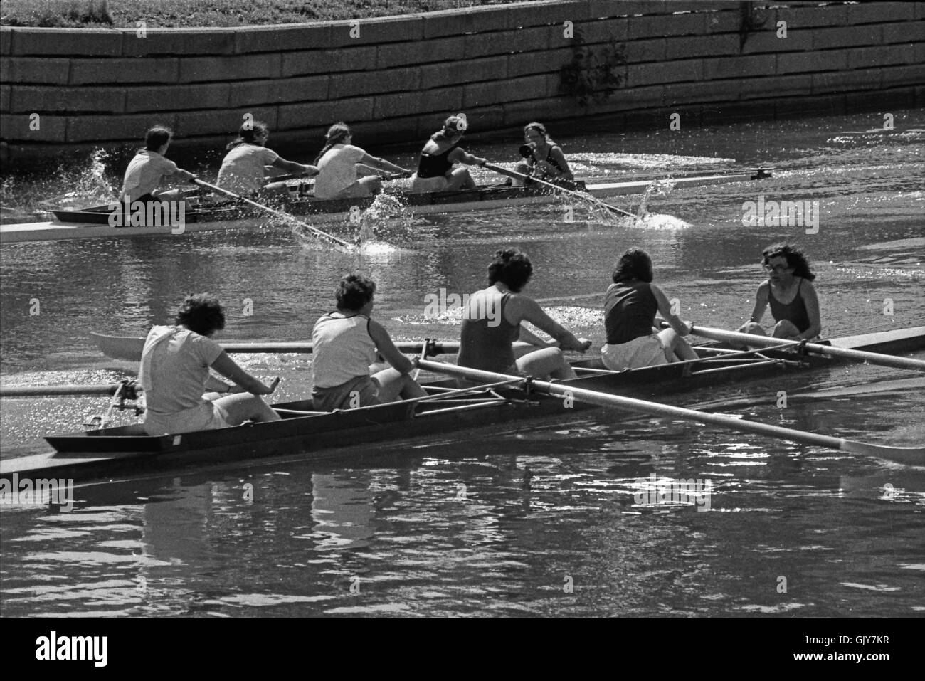 Donna equipaggi racing giù il Lincoln Park Laguna a Chicago Sprint regata in Chicago il 31 maggio 1980 Foto Stock