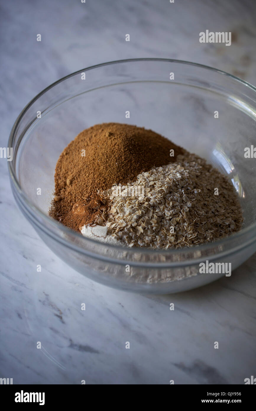 La farina di avena e zucchero di cocco in una ciotola Foto Stock