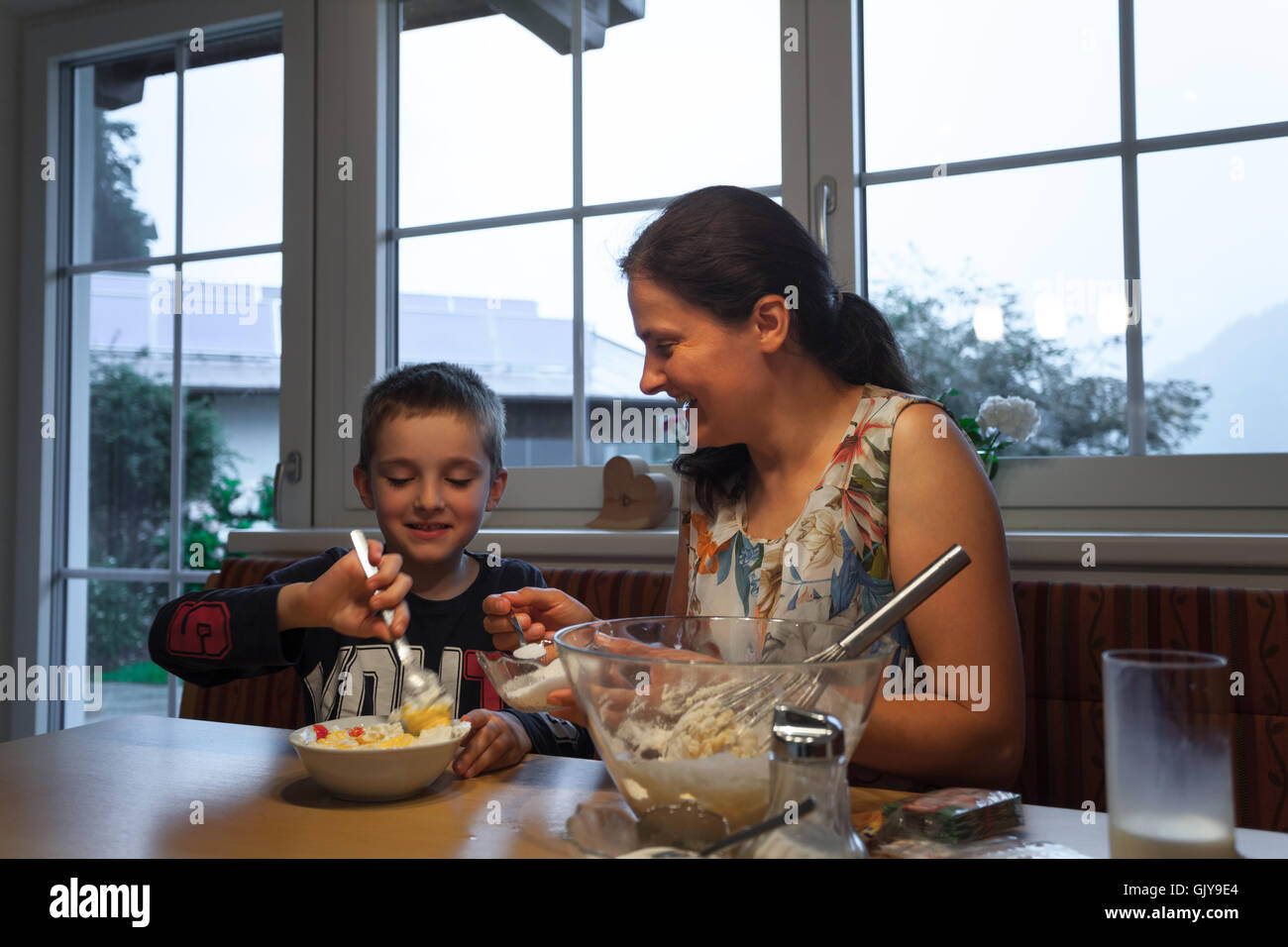 Ragazzo e mom per divertirsi insieme di cottura Foto Stock