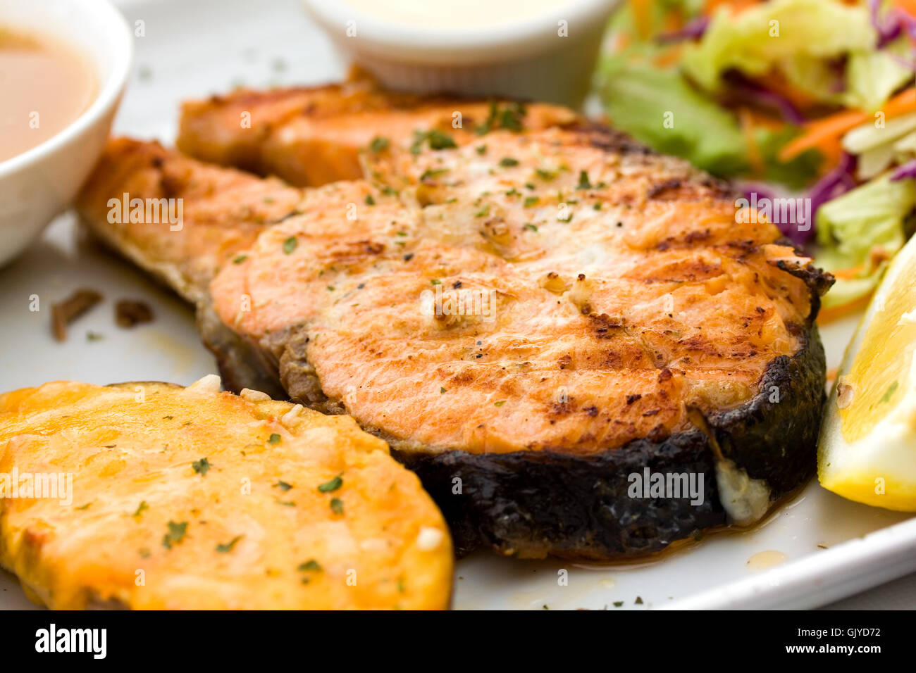 ,Salmone alla griglia con salsa,bruschetta Foto Stock