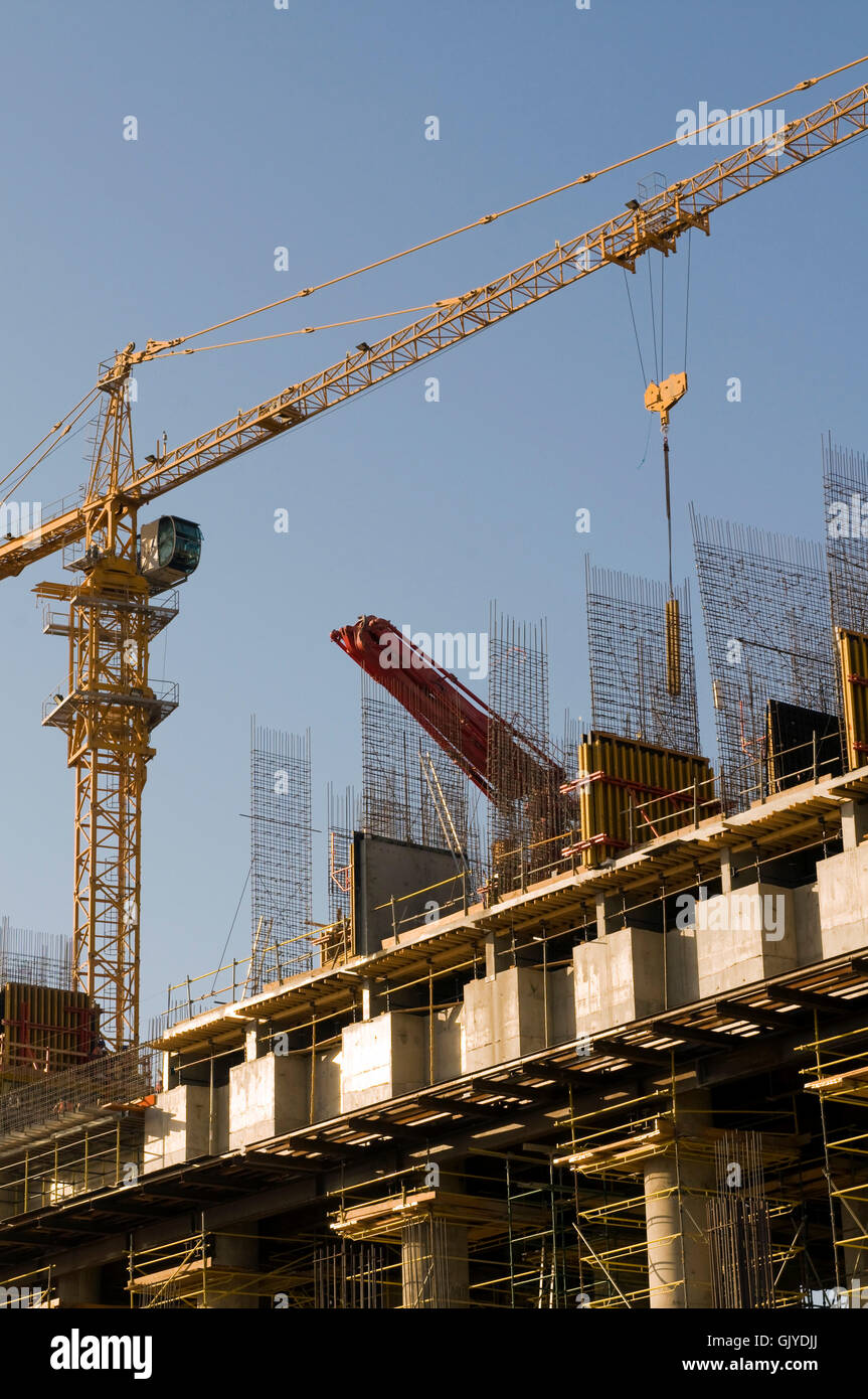 Edificio di nuova costruzione in acciaio costruzione di gru Foto Stock