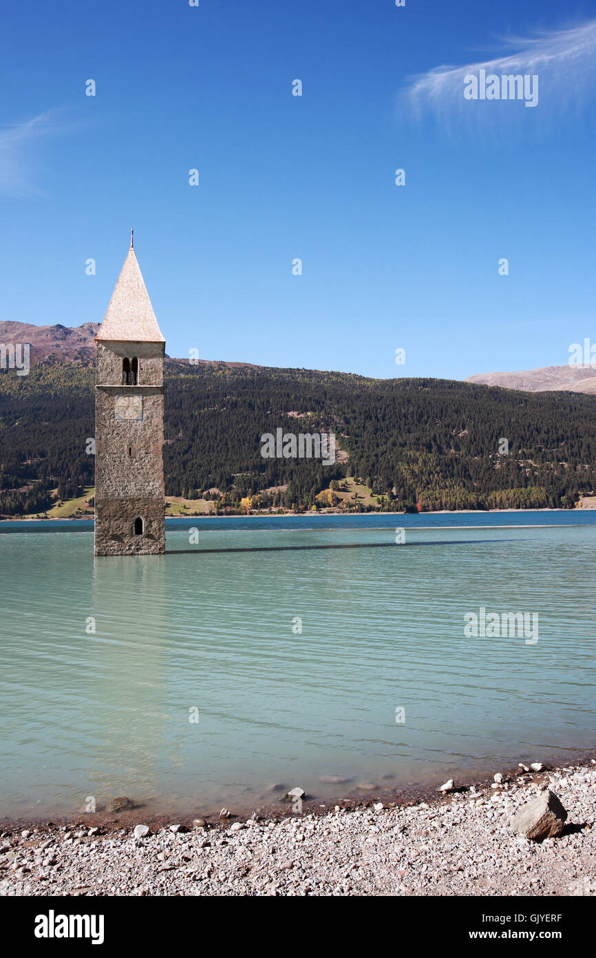 Campanile di una chiesa in reschensee Foto Stock