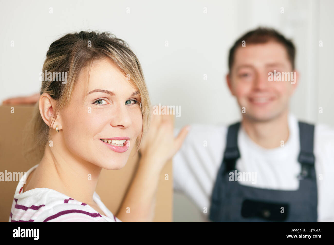 La donna si sposta nella sua nuova casa Foto Stock