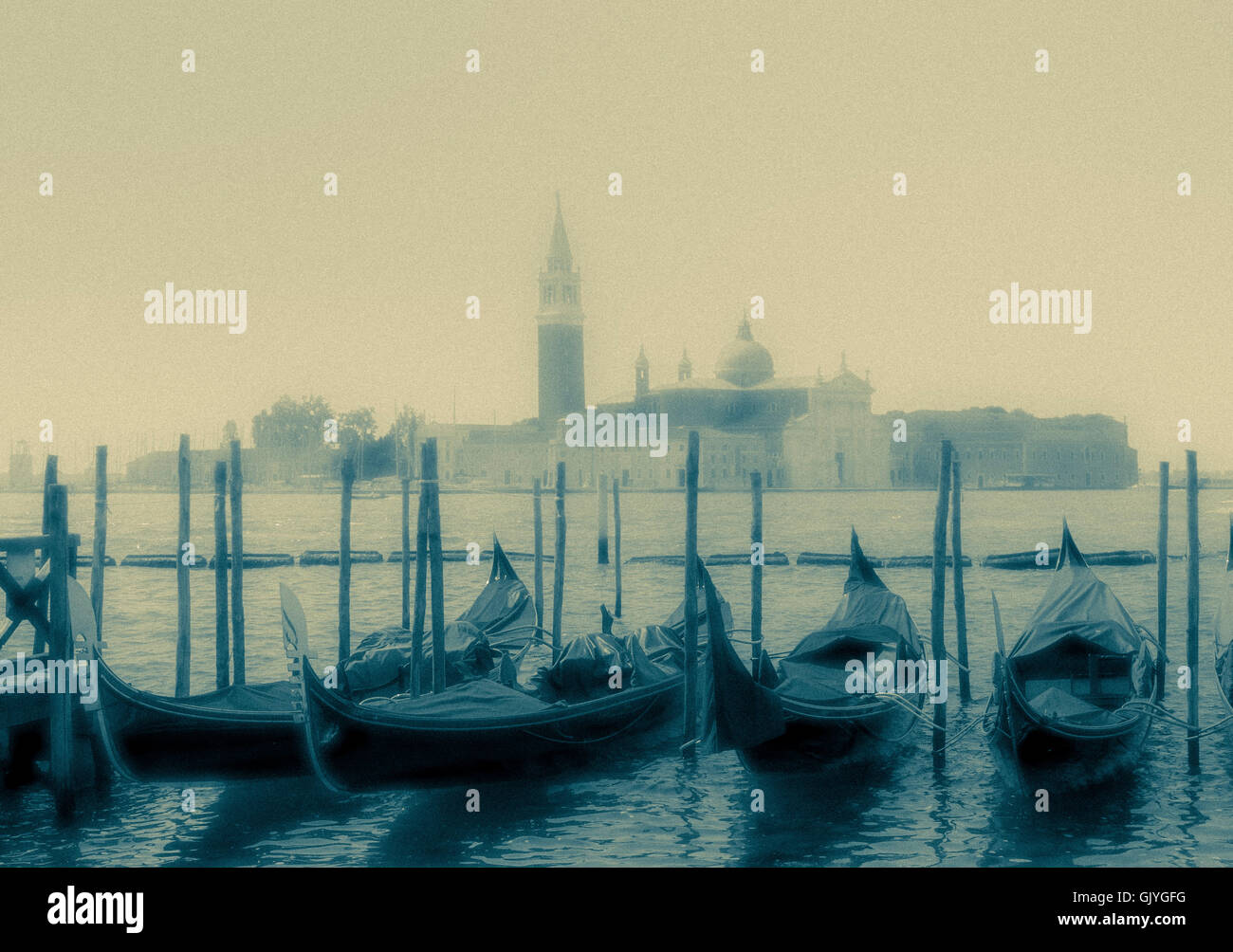 Gondole attraccate in San Marco con il Bacino di San Giorgio Maggiore in background. Venezia, Italia. Foto Stock