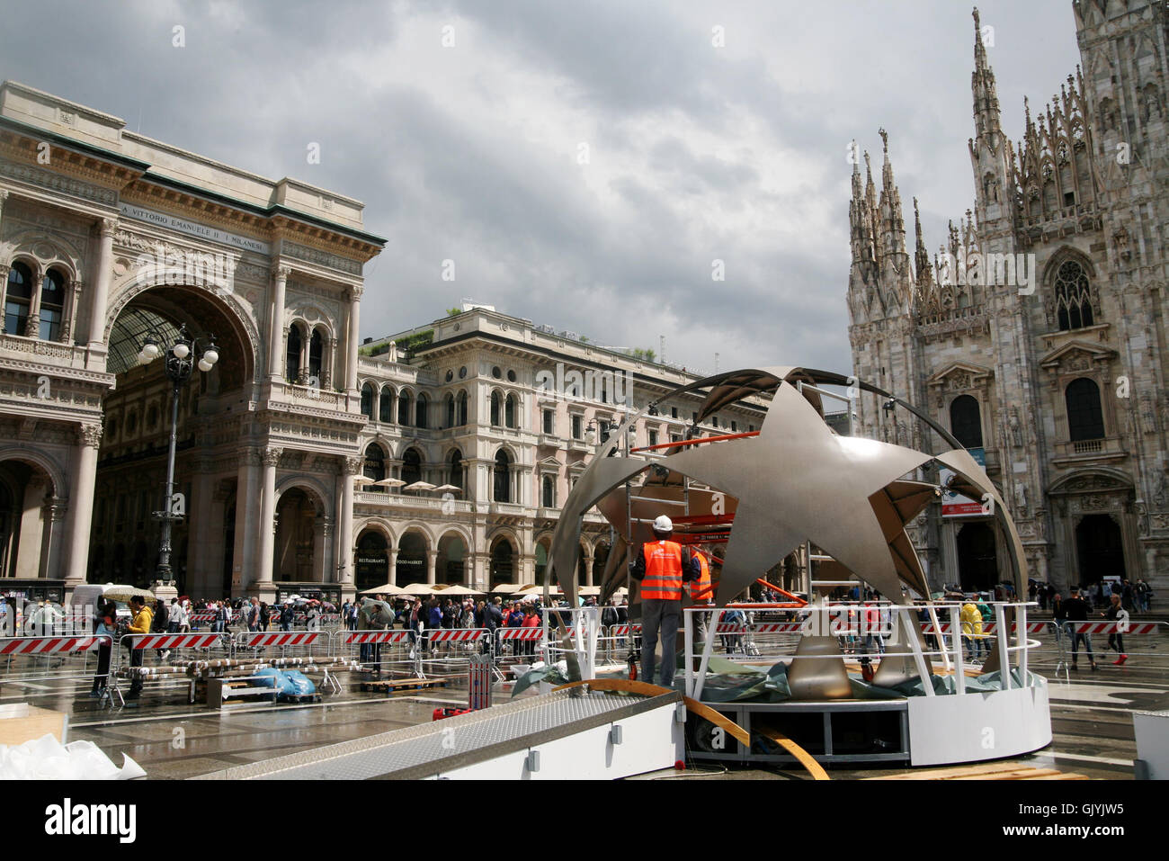 I preparativi sono in corso nella zona della ventola in Piazza del Duomo  davanti alla finale di UEFA Champions League allo Stadio San Siro di Milano  il sabato (28maggio16) dotato di: atmosfera