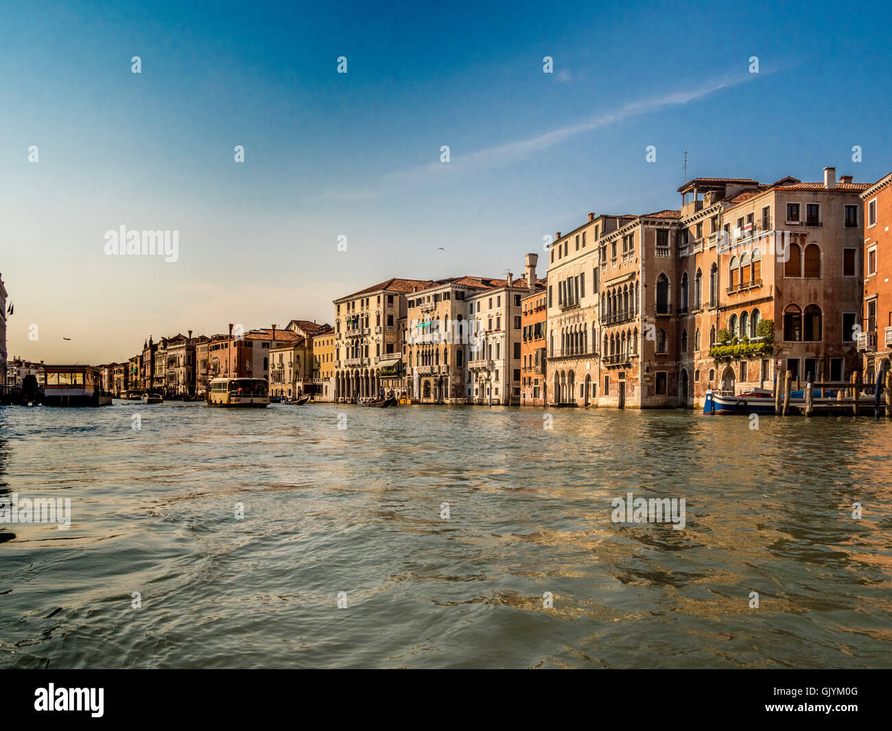 Alla veneziana tradizionali edifici lungo il Canal Grande di Venezia. L'Italia. Foto Stock