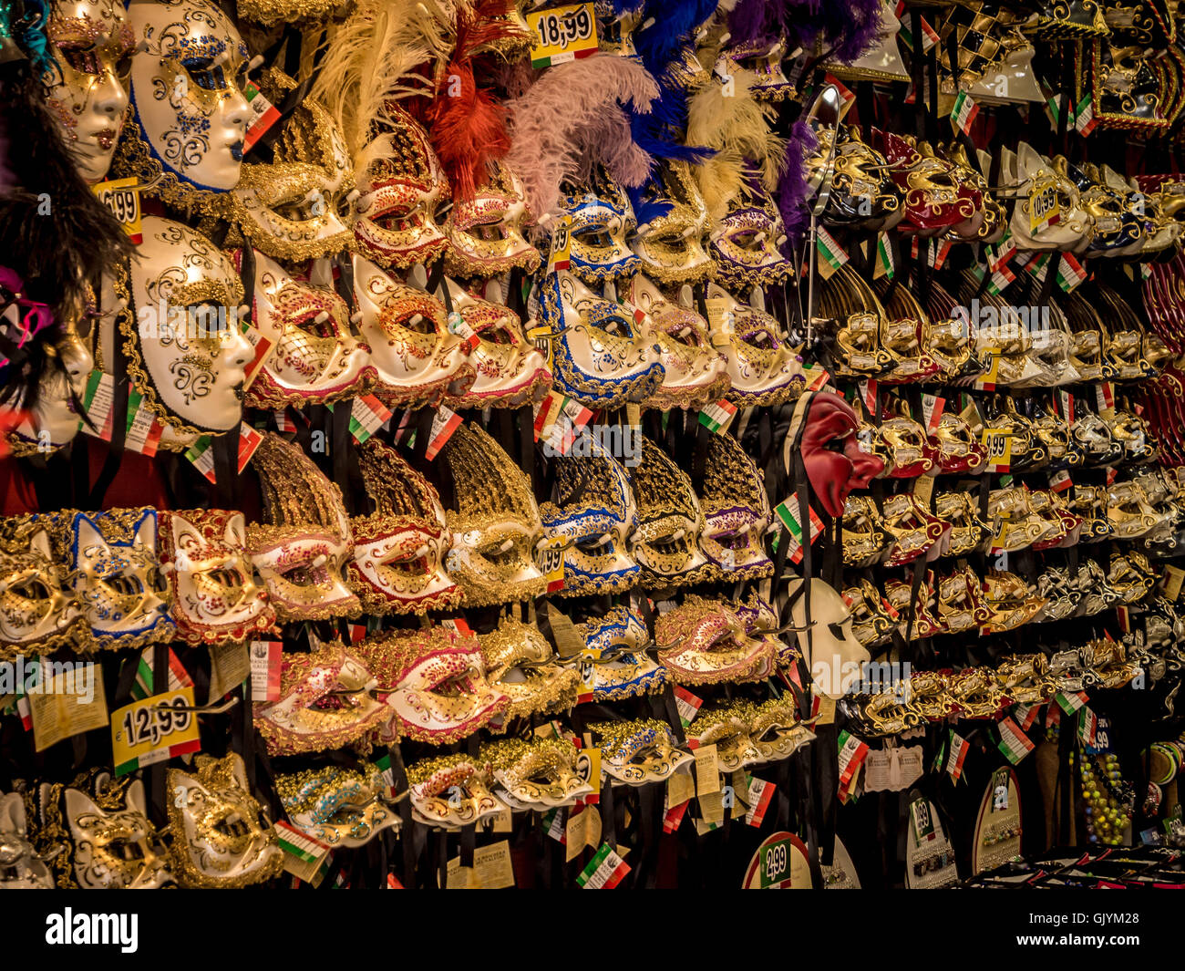 Shop visualizzazione delle maschere carnevalesche tradizionali. Venezia. L'Italia. Foto Stock
