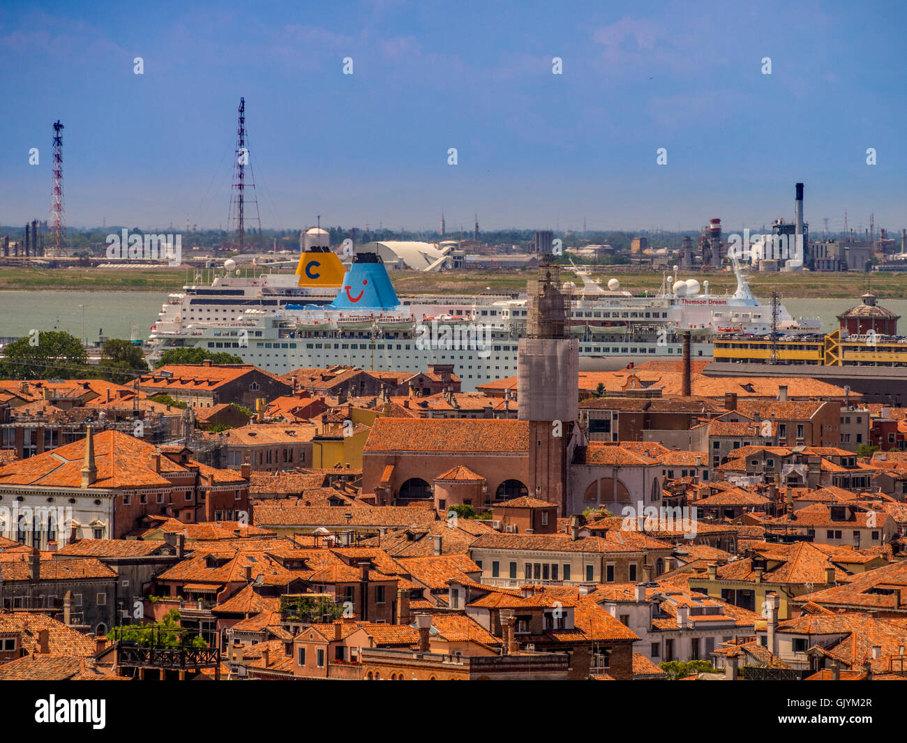 Vista aerea di tetti di Venezia con 2 crociera in distanza, Venezia, Italia. Foto Stock