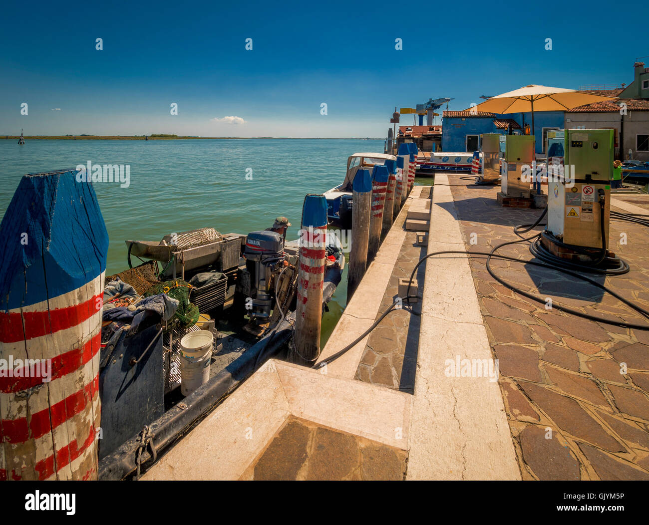 Barca stazione di riempimento benzina sull'isola di Burano, Venezia, Italia. Foto Stock