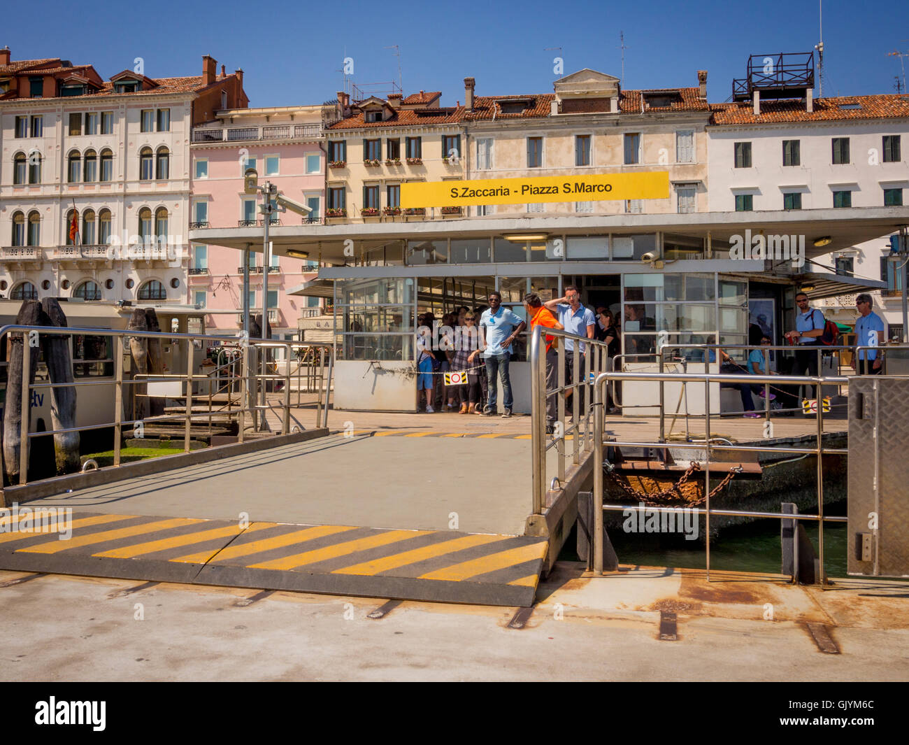 Terminale del vaporetto per Santa Zaccaria di Piazza San Marco, Venezia, Italia. Foto Stock