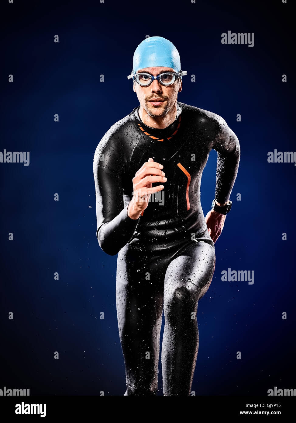 Un uomo caucasico triathlon Ironman nuotatore nuoto isolato Foto Stock