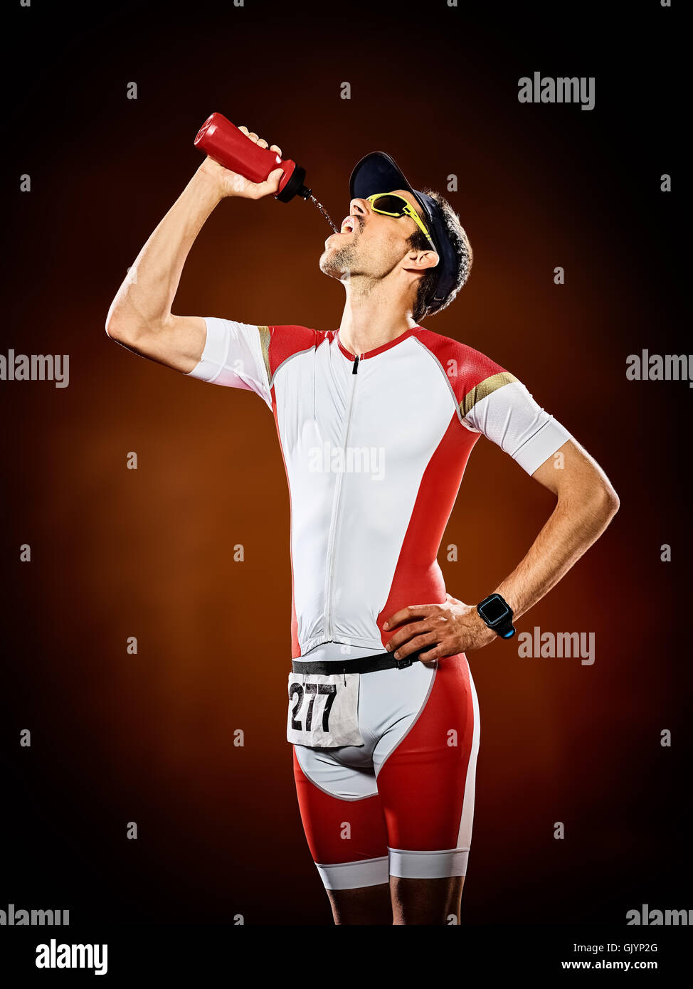 Un uomo caucasico runner acceso triathlon Ironman isolato Foto Stock