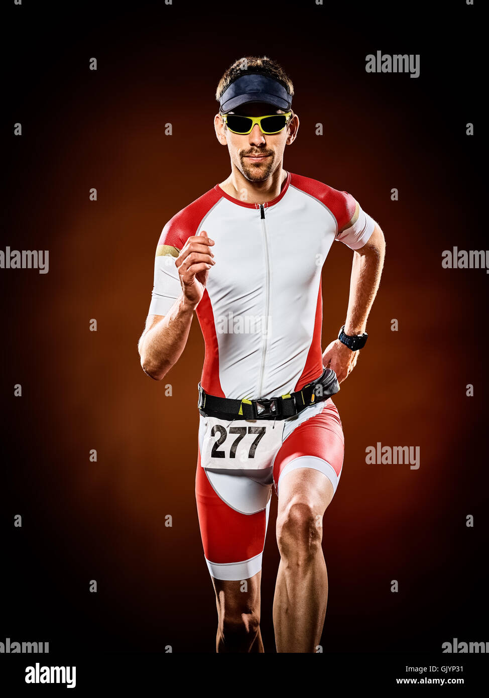Un uomo caucasico runner acceso triathlon Ironman isolato Foto Stock