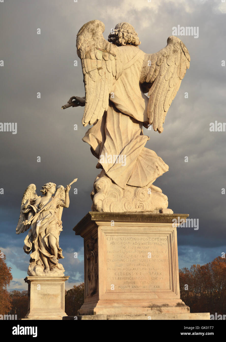 Le belle statue degli Angeli in Roma contro autunno cielo nuvoloso al tramonto Foto Stock