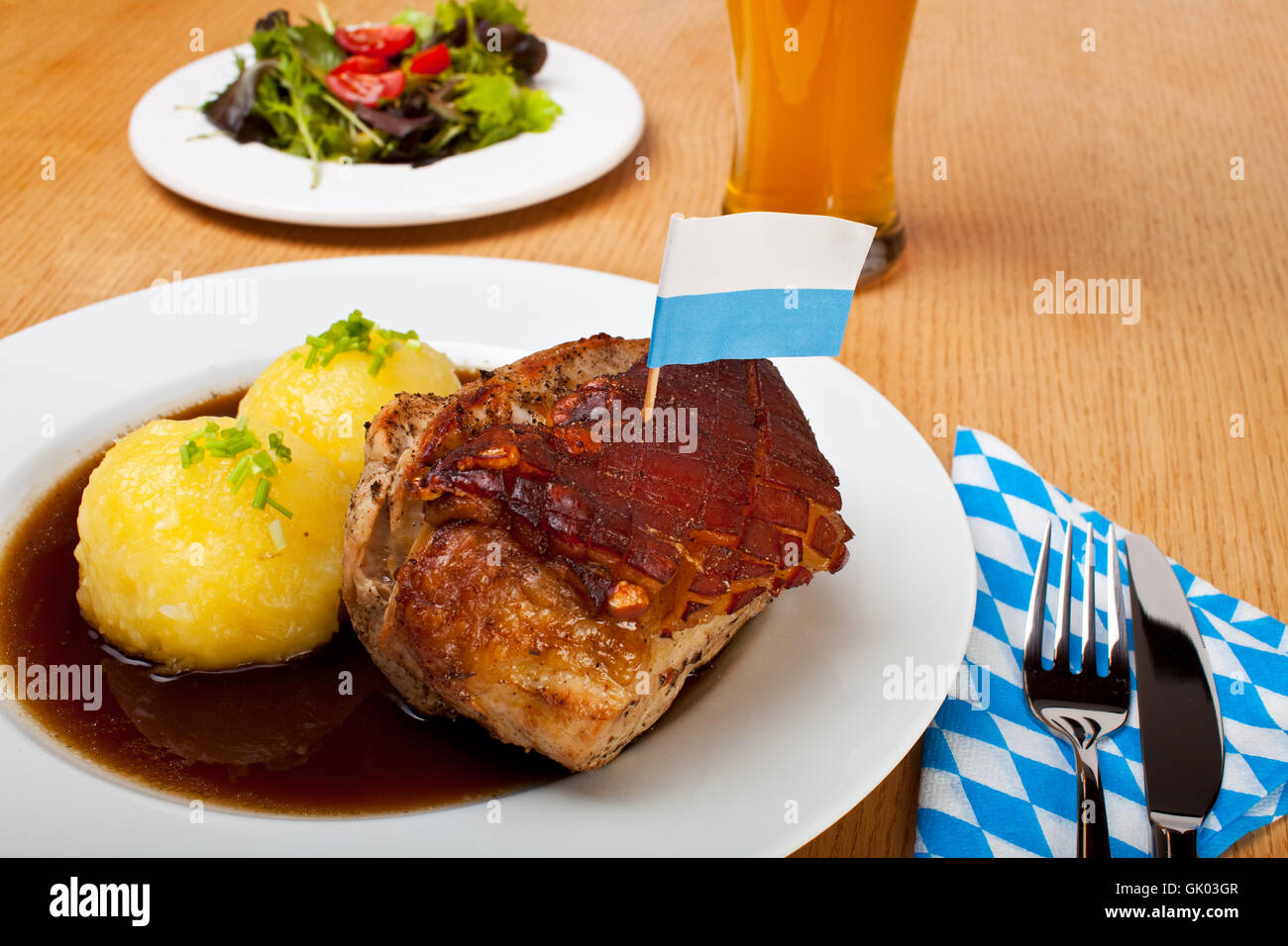 Bavarian arrosto di maiale con gnocchetti di patate Foto Stock