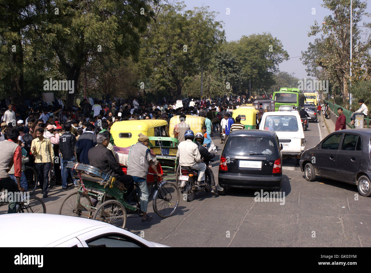 Traffico giornaliero per le strade di Delhi, India Foto Stock