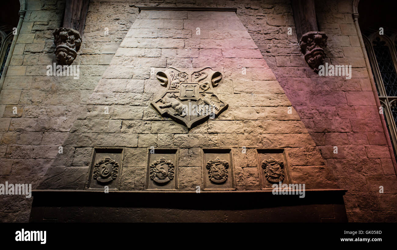 Carving a parete di quattro case nella grande hall del Harry Potter World Warner Bros Tour dello Studio Leavesden Watford, Regno Unito Foto Stock
