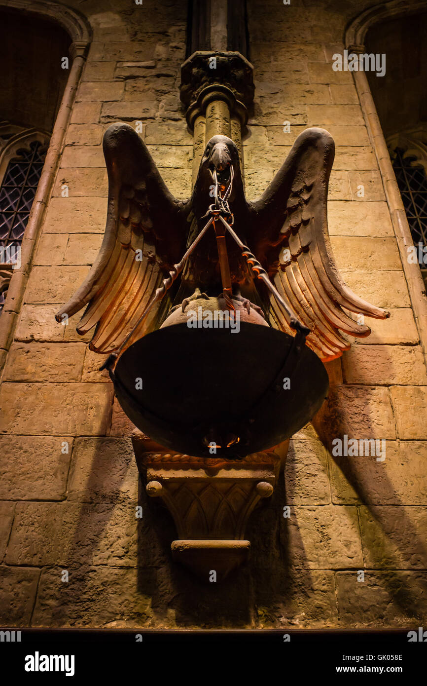 Film puntelli per la grande sala in Harry Potter World Warner Bros Tour dello Studio Leavesden Watford, Regno Unito Foto Stock