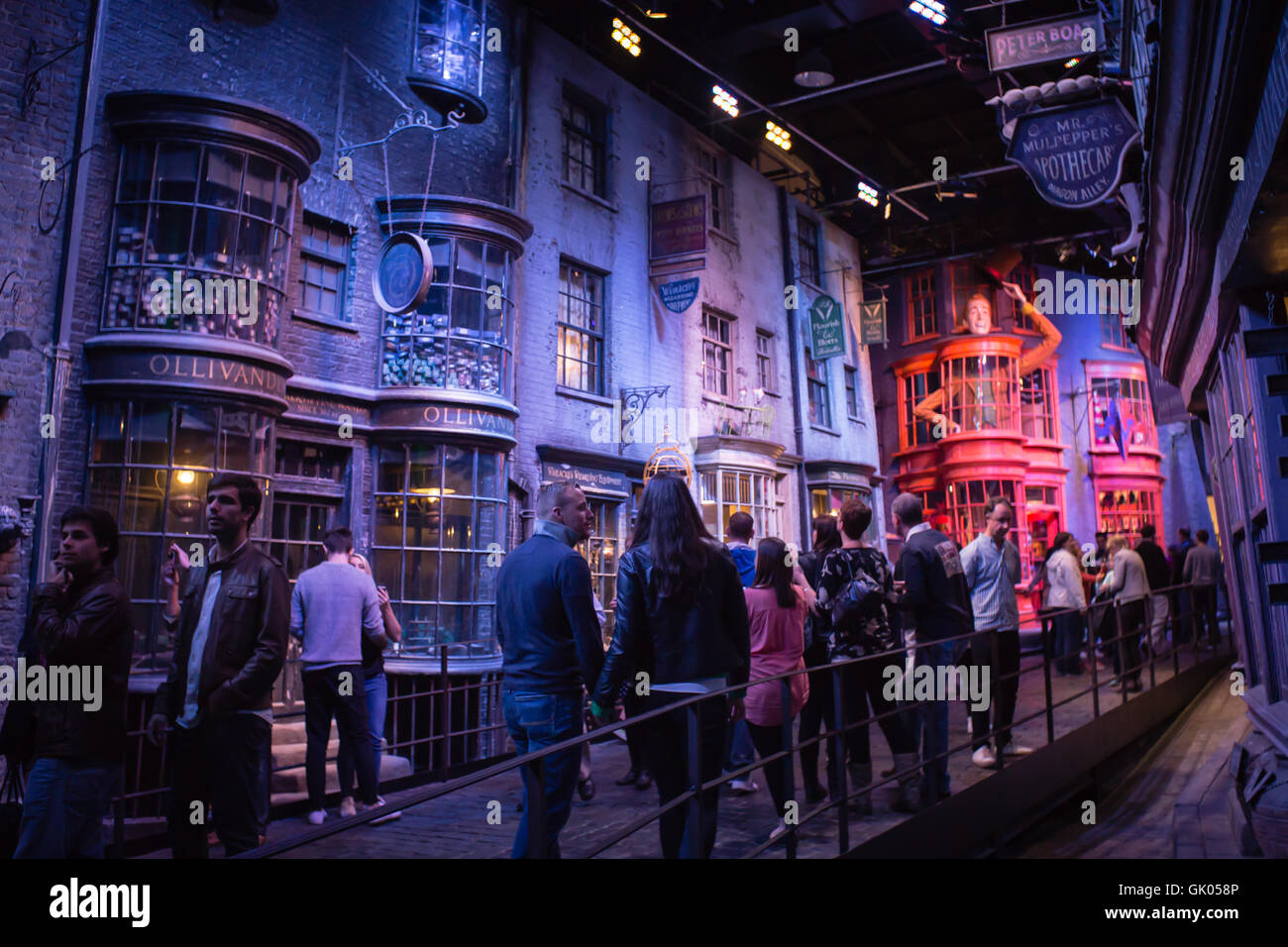 Diagon Alley con i visitatori in Harry Potter World Warner Bros Tour dello Studio Leavesden Watford, Regno Unito Foto Stock