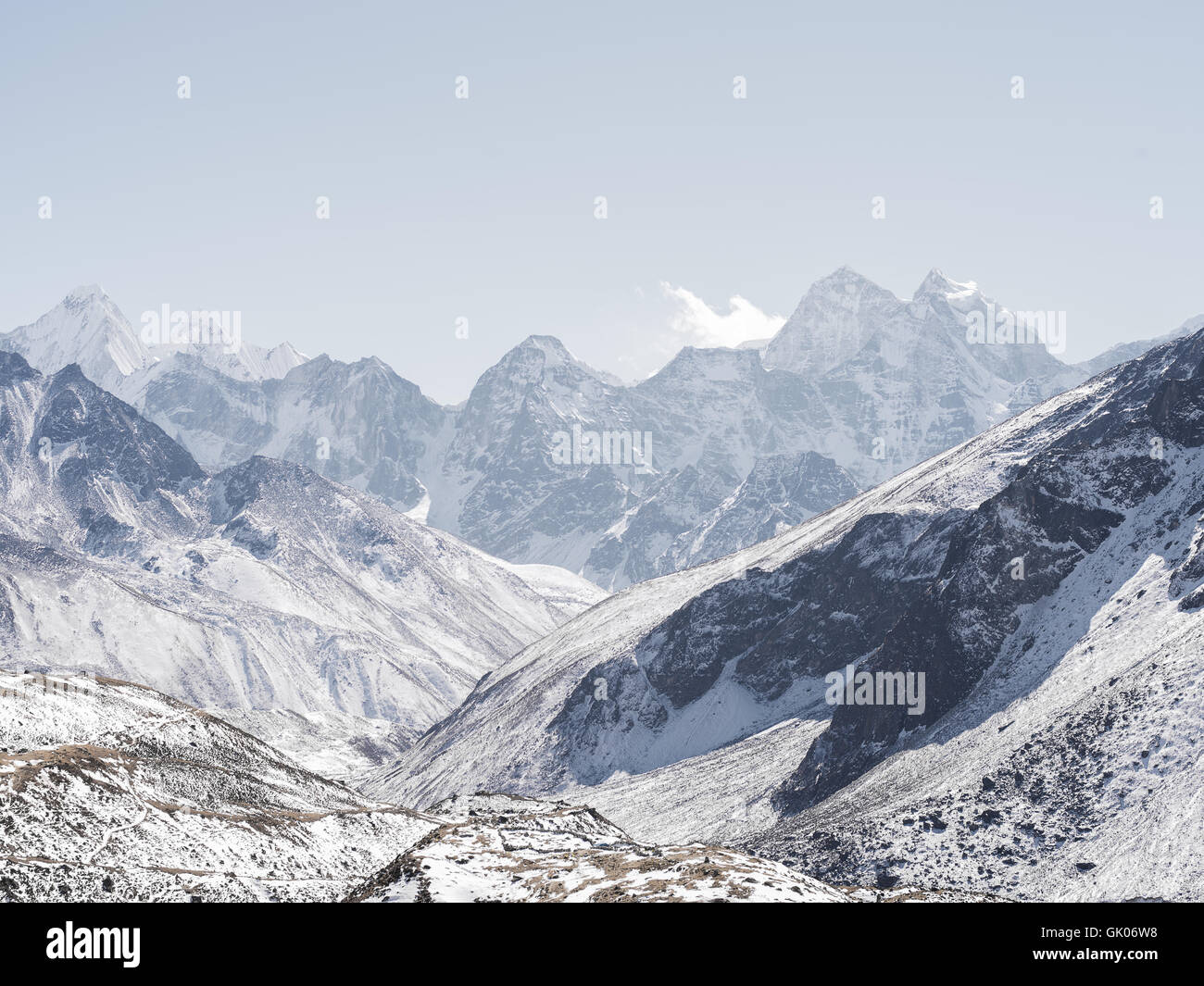 Coperta di neve paesaggio di montagna vicino a Lobuche, Nepal come si vede dal Campo Base Everest trek Foto Stock