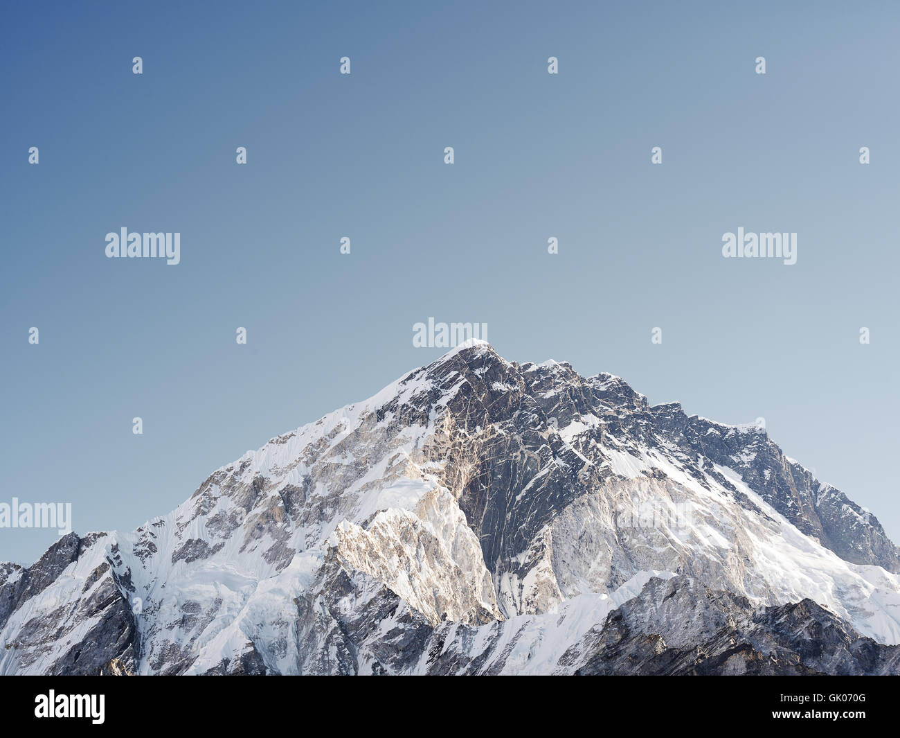 Coperte di neve picco himalayano vicino a Lobuche, Nepal sul Campo Base Everest Foto Stock