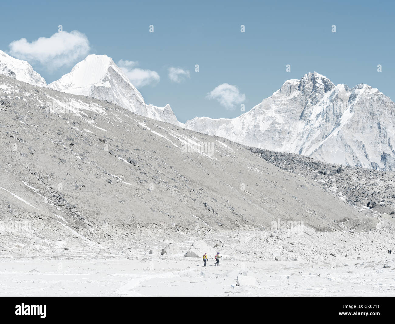 Gli escursionisti in cammino attraverso Lobuche sul loro campo base Everest trek Foto Stock