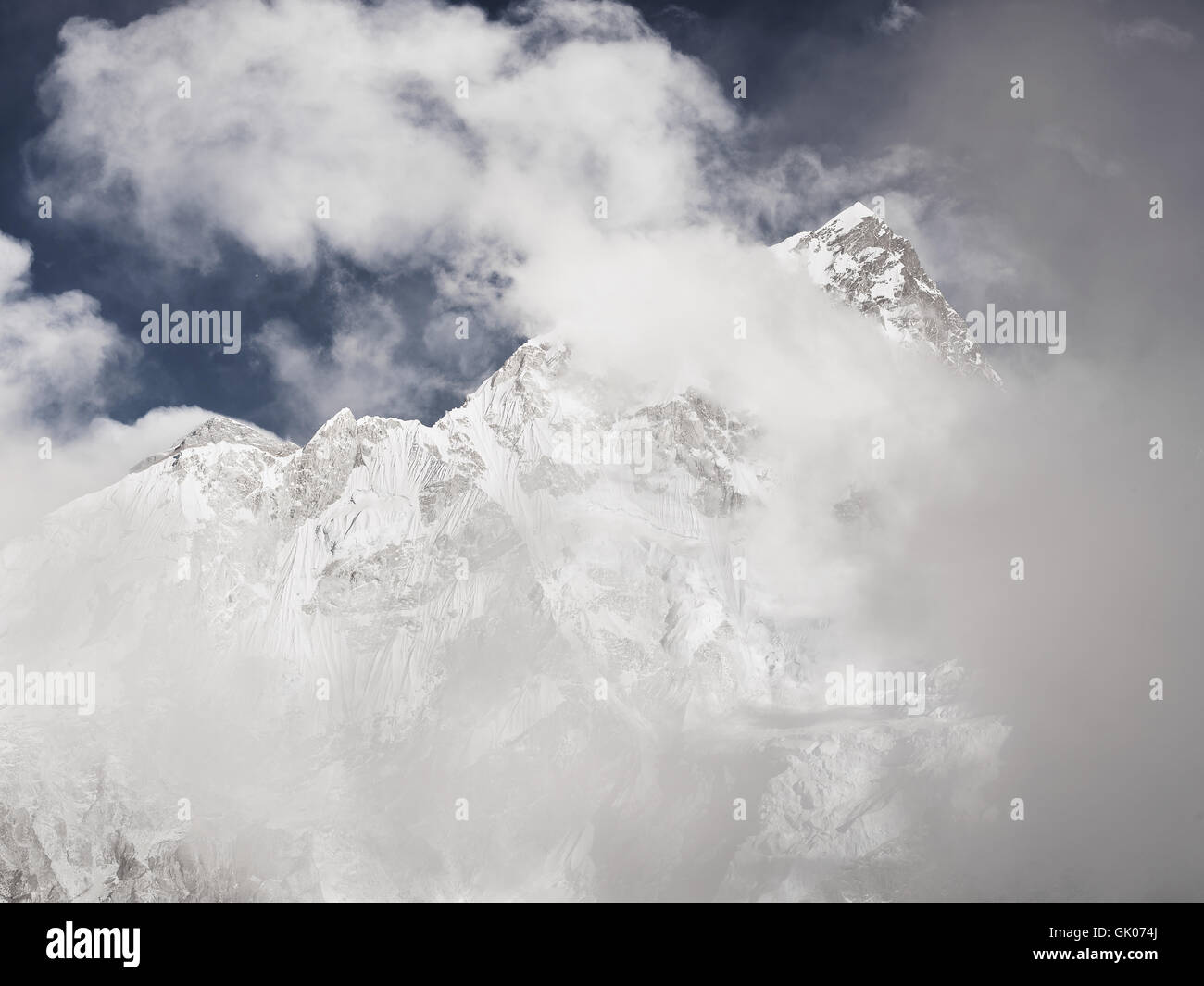 Il Cloud e picco coperto di neve visto dal Nepal il Campo Base Everest Foto Stock