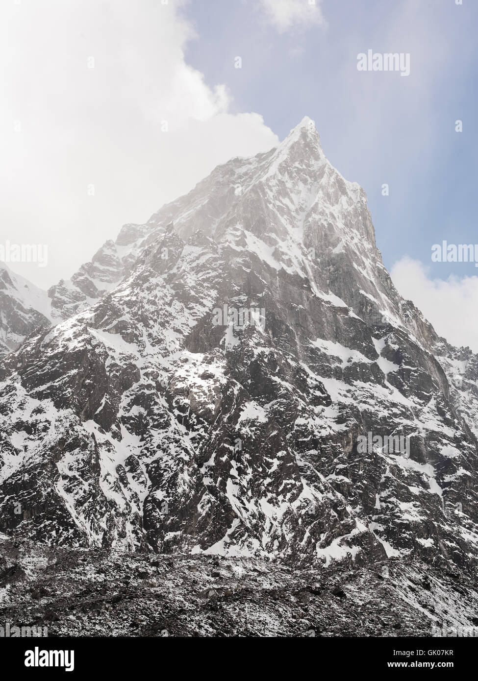 Coperta di neve montagna vicino a Pheriche, Nepal nel Campo Base Everest Foto Stock