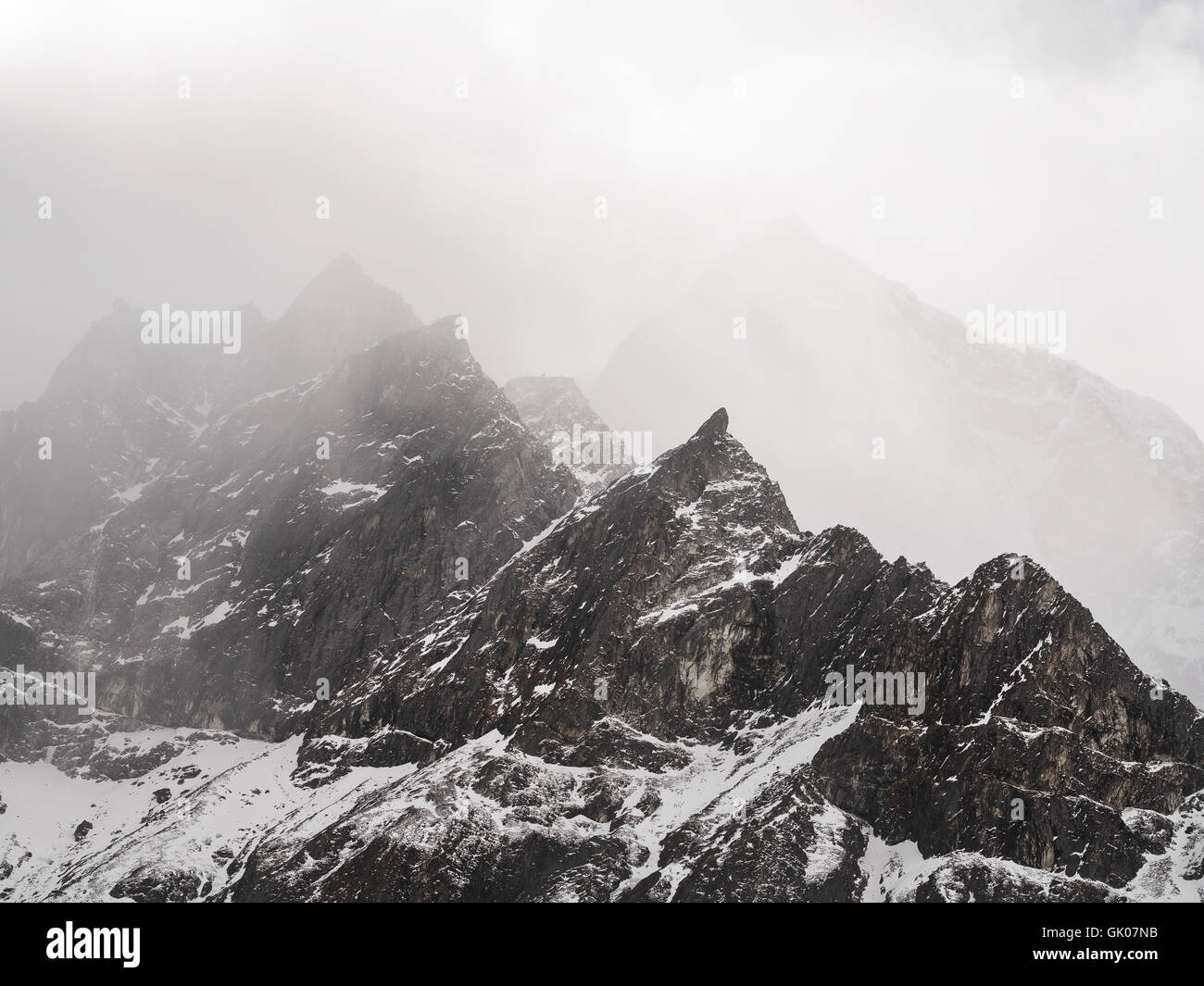 Frastagliate montagne himalayane vicino Pheriche, Nepal e parte del Campo Base Everest Foto Stock
