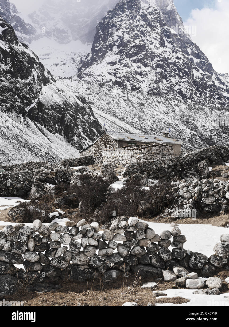 Edificio a base di una coperta di neve montagna vicino a Pheriche, Nepal Foto Stock