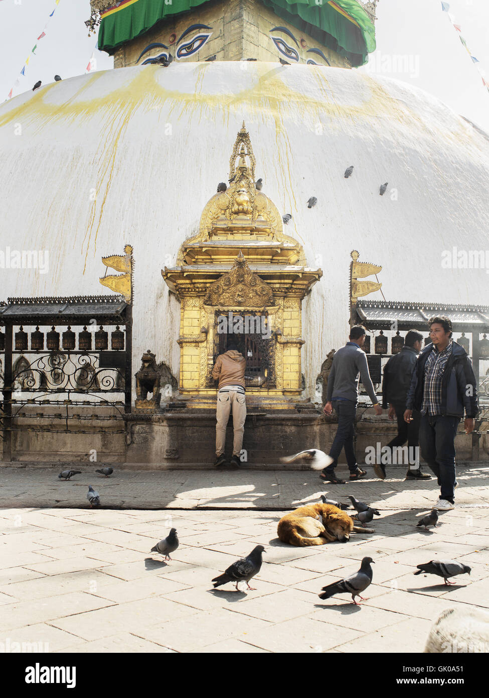 Al di fuori di una pagoda a Lukla, Nepal Foto Stock
