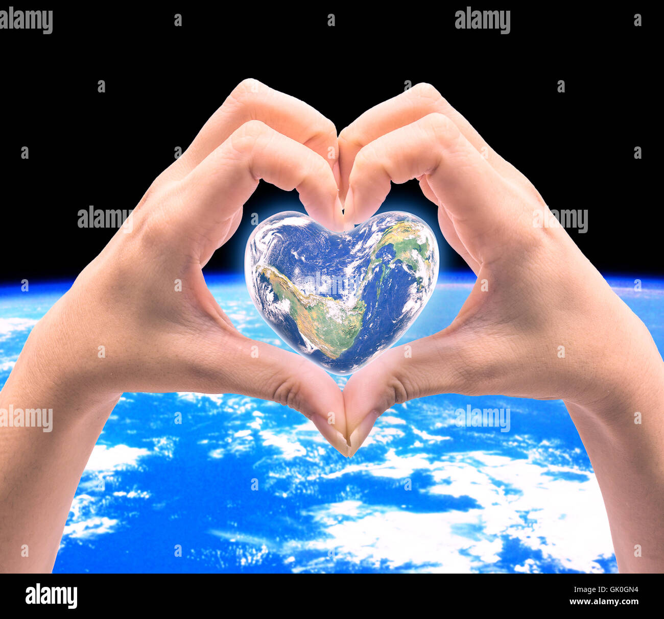 Mondo in forma di cuore con sopra le donne le mani umane su sfocato sfondo naturale: Mondo Salute del cuore giorno,Elemento di questa immagine fur Foto Stock