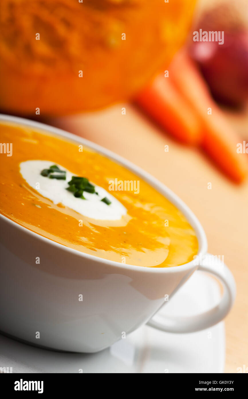 Zuppa di zucca in una zuppa di bianco cup Foto Stock