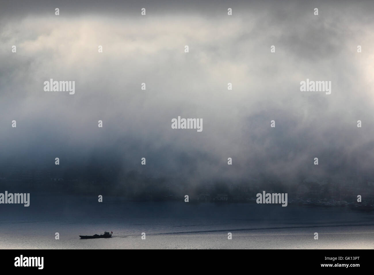 Nebbia mattutina sul lago di Lucerna Foto Stock